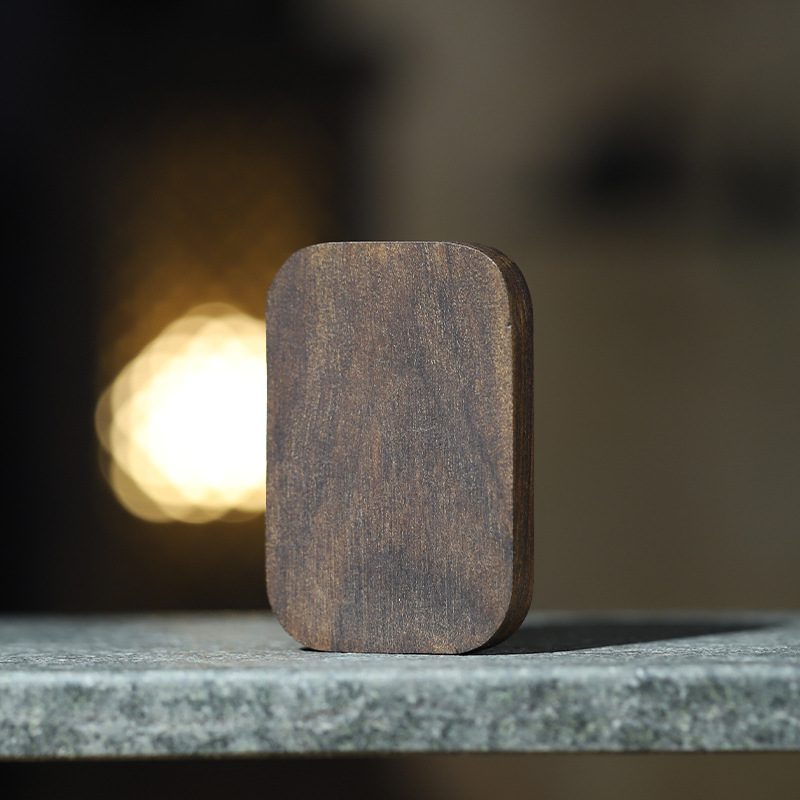 Handcrafted Vintage Wood Pendant with Bronze Totem Emblem - 图片 5