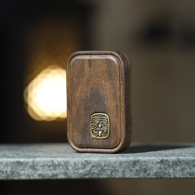 Handcrafted Vintage Wood Pendant with Bronze Totem Emblem - 图片 3