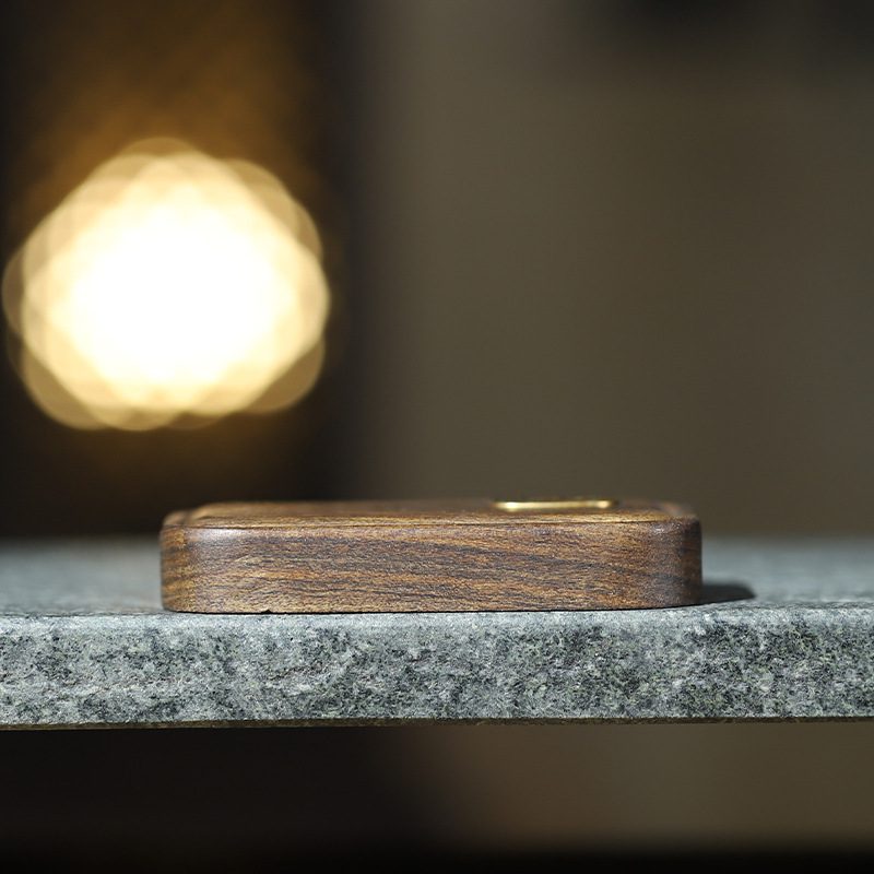 Handcrafted Vintage Wood Pendant with Bronze Totem Emblem - 图片 4